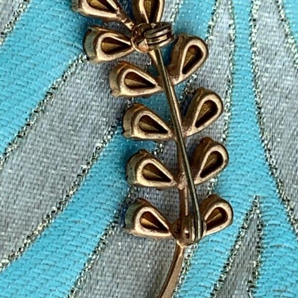 Vintage powder blue Austrian crystal leaf pin - Picture 2 of 2